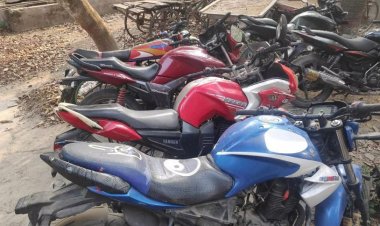 ফরিদপুরে আ. লীগ নেতার গ্যারেজ থেকে ৪ চোরাই মোটরসাইকেল জব্দ