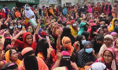 ঈশ্বরদীতে ১০ দফা দাবিতে পোশাকশ্রমিকদের বিক্ষোভ