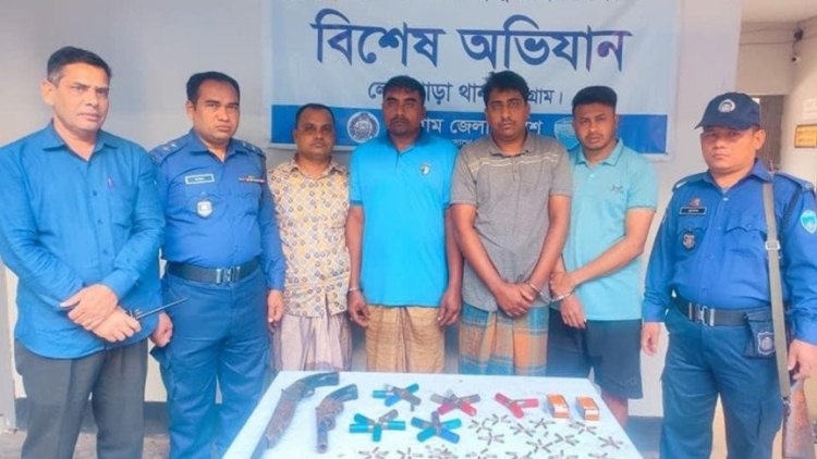 চট্টগ্রামের লোহাগাড়ায় বিপুল অস্ত্রসহ গ্রেপ্তার ৪