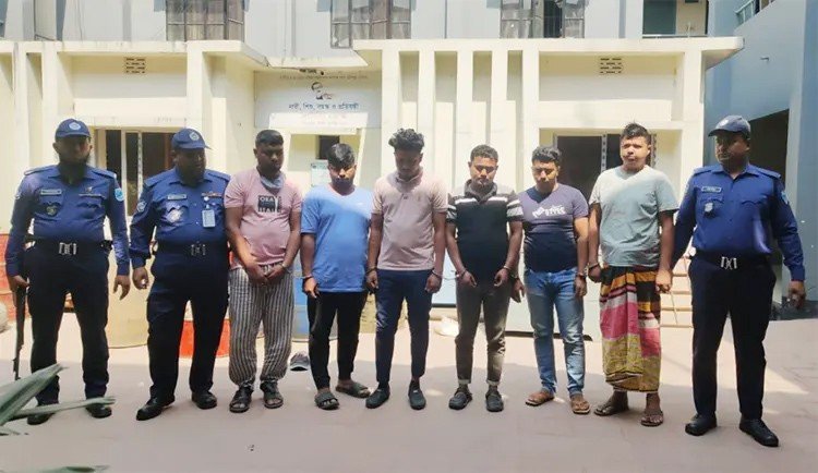 ডিবি পরিচয়ে ডাকাতি হওয়া গরুবোঝাই ট্রাকসহ গ্রেপ্তার ৬