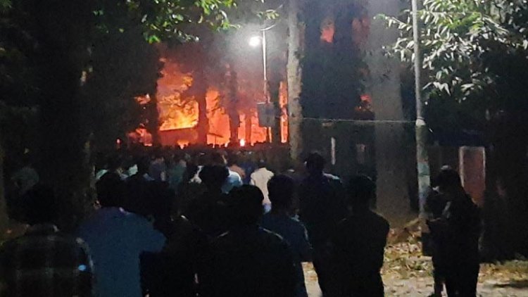 পুলিশ ফাঁড়ি ও দোকানে আগুন দিলেন বিক্ষুব্ধ রাবি ছাত্ররা