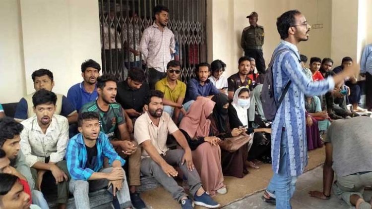 রাবির প্রশাসন ভবনে তালা, ক্যাম্পাসজুড়ে বিক্ষোভ মিছিল
