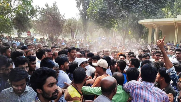 ছাত্রলীগের প্রটোকলে বাসভবনে পৌঁছালেন রাবি ভিসি