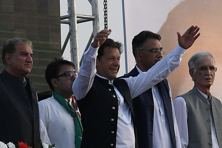 পাকিস্তানে আবার নাটকীয়তা, থোরাই কেয়ার ইমরানের