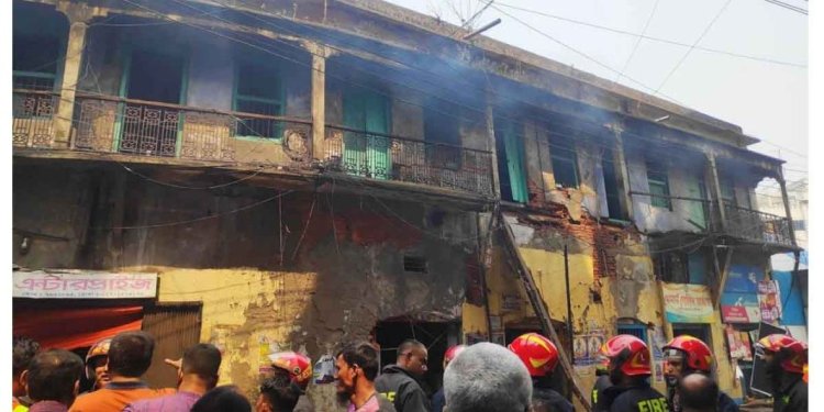 নারায়ণগঞ্জে আবাসিক ভবনে আগুন, নিহত ১, আহত ৯