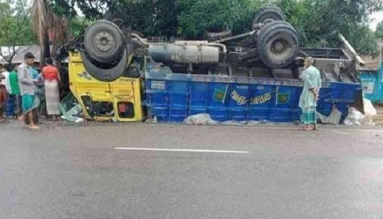 চকরিয়ায় ট্রাক উল্টে চালক-হেলপার নিহত