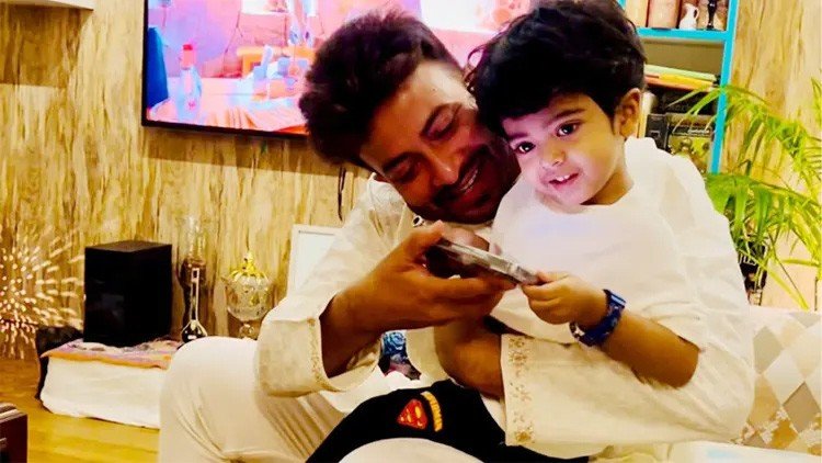ছোট ছেলের জন্মদিনের দাওয়াত দিলেন শাকিব খান