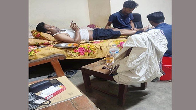 চবি ছাত্রলীগ সভাপতির পা টিপছেন দুই নেতা, ছবি ভাইরাল