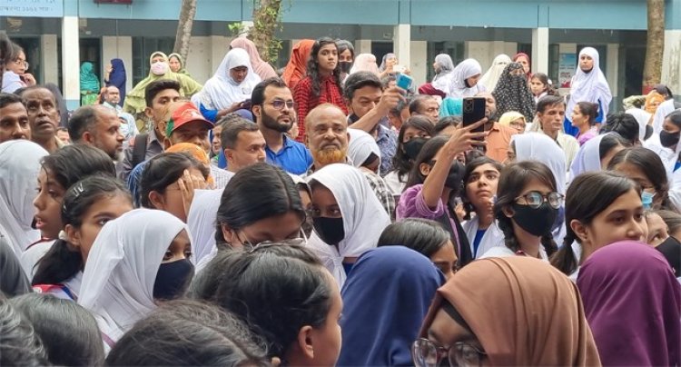 বগুড়ায় জজের কাছে এক অভিভাবককে পা ধরে ক্ষমা নিয়ে তুলকালাম