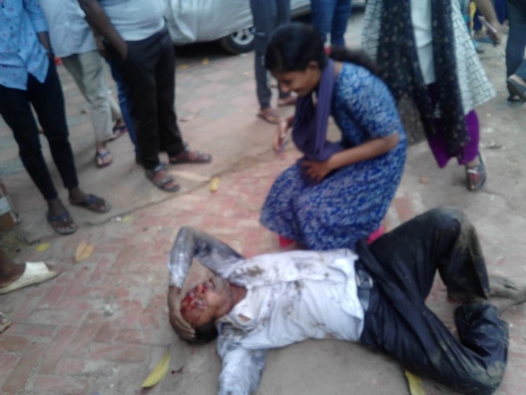 সীতাকুন্ড ঘরের শিড়ি দেওয়াকে কেন্দ্র করে বহিরাগত সন্ত্রসীর হামলায় দুই গ্রুপে সংর্ঘষ ইউপি মেম্বারসহ আহত ২০ জন