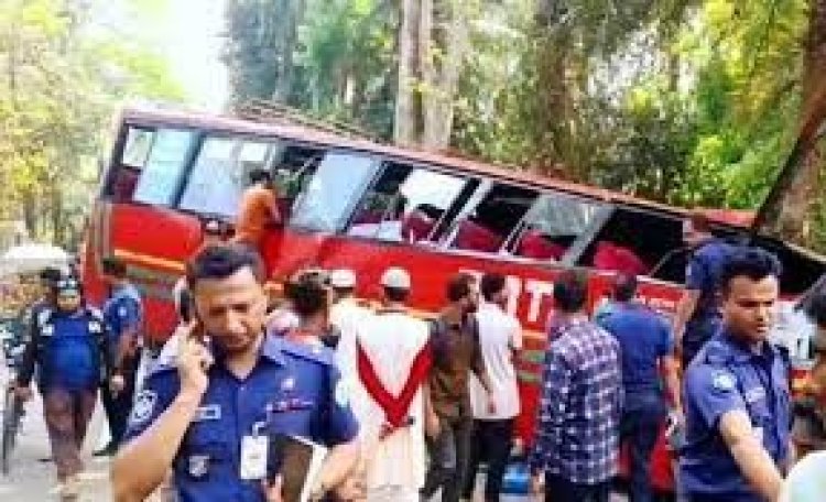রাজাপুরে বাস নিয়ন্ত্রণ হারিয়ে সুপারভাইজার ও যাত্রী নিহত, আহত ২৫