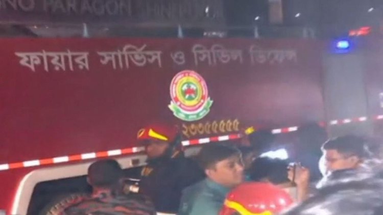 রাজধানীর এলিফ্যান্ট রোডের ভবনে আগুন, নিয়ন্ত্রণে ৯ ইউনিট