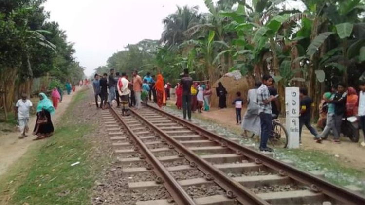 জয়পুরহাটে ট্রেনে কাটা পড়ে প্রাণ গেল দুজনের
