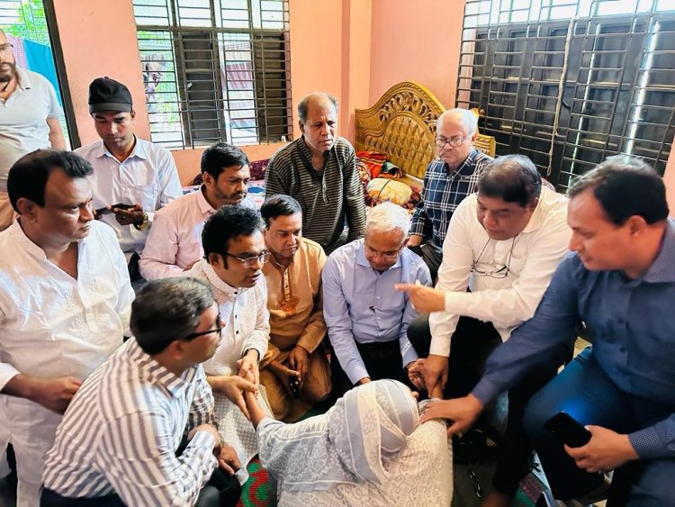 কারান্তরীণ প্রথম আলোর বিশেষ প্রতিনিধি শামসুজ্জামানের বাসায় পেশাজীবী নেতৃবৃন্দ 