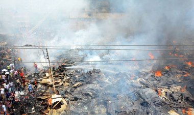 বঙ্গবাজারে এখনো কোথাও কোথাও জ্বলছে আগুন