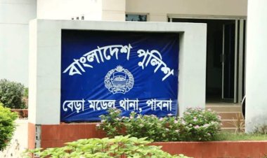 ফিল্মি স্টাইলে পুলিশের গাড়ি থেকে পালাল যুবক!