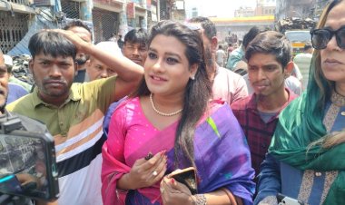 বঙ্গবাজারের ব্যবসায়ীদের ২০ লাখ টাকা দিলেন হিজড়ারা