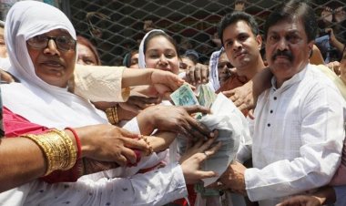 বঙ্গবাজারের ব্যবসায়ীদের ৯১ হাজার টাকা দিলেন দুই নারী