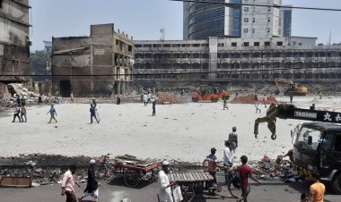 বঙ্গবাজারে ব্যবসায়ীদের হাতাহাতি