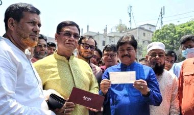 বঙ্গবাজারের ক্ষতিগ্রস্তদের ২০ লাখ টাকা দিলো আপন জুয়েলার্স