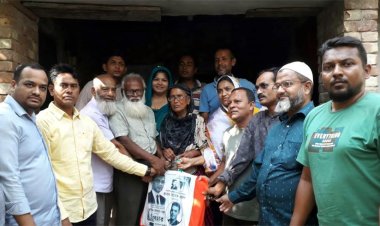 কারাবন্দী, মৃত ও অসুস্থ পরিবারের মাঝে বিএনপি নেতা বকুলের ঈদ উপহার সামগ্রী প্রদান