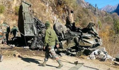 ভারতে গিরিখাতে বাস পড়ে নিহত ১২