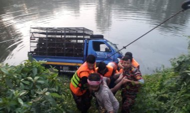 মুরগি বোঝাই পিকআপ নিয়ন্ত্রণ হারিয়ে পুকুরে, নিহত ১