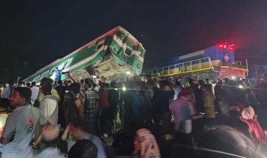 দুই ট্রেনের মুখোমুখি সংঘর্ষ, বহু হতাহতের শঙ্কা