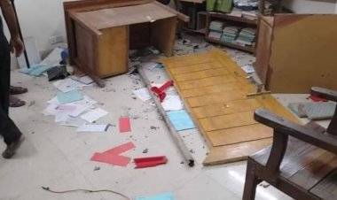 ছাগলনাইয়ায় বিক্ষুব্ধ জনতার বিদ্যুৎ অফিসে হামলা-ভাঙচুর