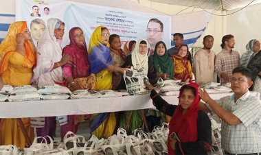 খুলনায় বিএনপি নেতা বকুলের মহিলা দলের মাঝে ঈদ সামগ্রী বিতরণ