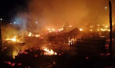 আগুনে পুড়ল রোহিঙ্গা ক্যাম্পের ৩২ ঘর