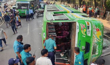 রাজধানীতে আইল্যান্ডে ধাক্কা খেয়ে উল্টে গেল বাস
