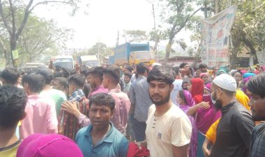 বেড়িবাঁধে বেতনের দাবিতে গার্মেন্টস শ্রমিকদের সড়ক অবরোধ