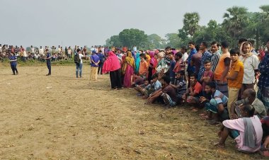 মাঠে পড়েছিল ভ্যানচালকের মরদেহ