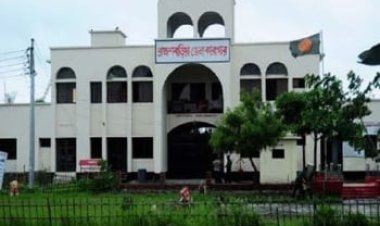 গলায় লুঙ্গি পেঁচিয়ে আত্মহত্যাচেষ্টা করা হাজতির মৃত্যু