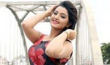 কলকাতায় বর্ষসেরা অভিনেত্রীর পুরস্কার পেলেন পরীমণি