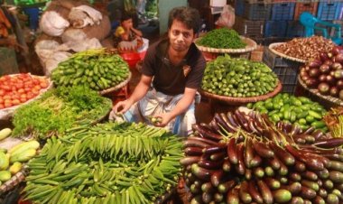 কাঁচা বাজারে ক্রেতা কম, দাম আগের মতোই বেশি