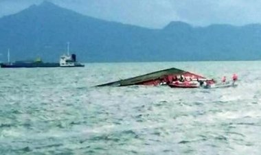 ইন্দোনেশিয়ায় ফেরি উল্টে নিহত ১১