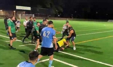 রেফারিকে মেরে আহত করল এক দর্শক