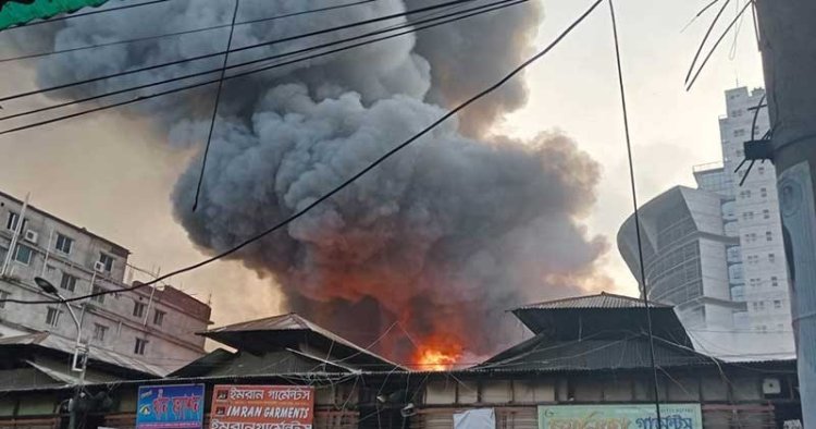 রাজধানীর বঙ্গবাজারে আগুন, নিয়ন্ত্রণে ফায়ার সার্ভিসের ৫০ ইউনিট