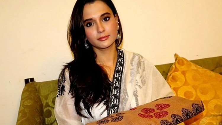 লাখ টাকায় পোড়া শাড়ি কিনলেন সাবিলা নূর