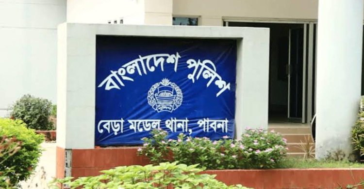 ফিল্মি স্টাইলে পুলিশের গাড়ি থেকে পালাল যুবক!