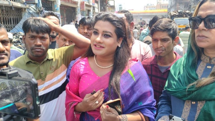 বঙ্গবাজারের ব্যবসায়ীদের ২০ লাখ টাকা দিলেন হিজড়ারা