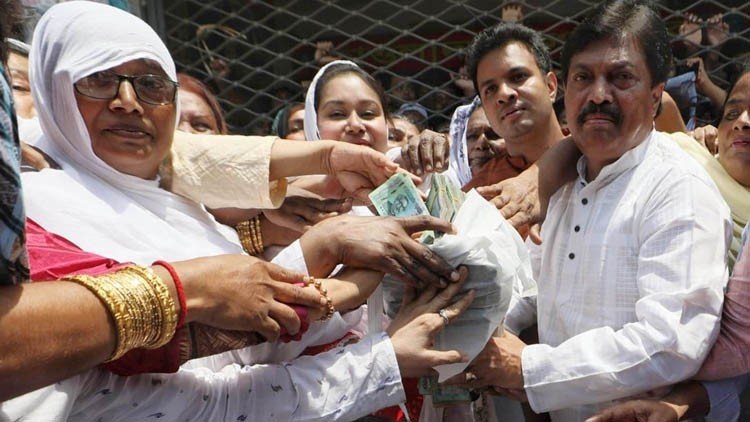 বঙ্গবাজারের ব্যবসায়ীদের ৯১ হাজার টাকা দিলেন দুই নারী