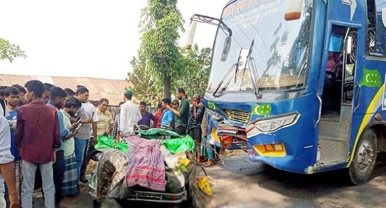 চট্টগ্রামে অটোরিকশার ৫ যাত্রী নিহত বাসচাপায়