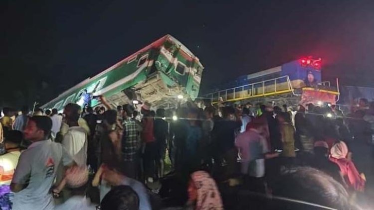 দুই ট্রেনের মুখোমুখি সংঘর্ষ, বহু হতাহতের শঙ্কা