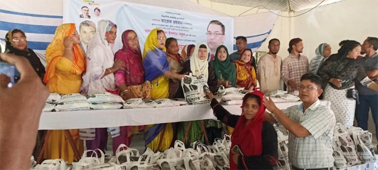 খুলনায় বিএনপি নেতা বকুলের মহিলা দলের মাঝে ঈদ সামগ্রী বিতরণ