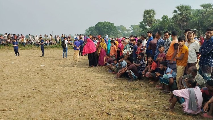 মাঠে পড়েছিল ভ্যানচালকের মরদেহ