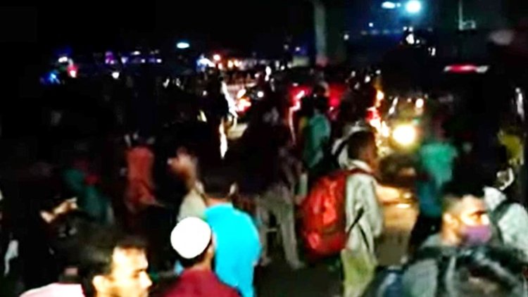 ট্রেনের স্ট্যান্ডিং টিকিটের দাবিতে সড়ক অবরোধ