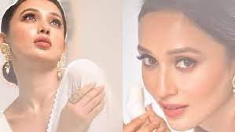 সাদা শাড়িতে খোলা পিঠে রাতের ঘুম কাড়লেন মিমি!